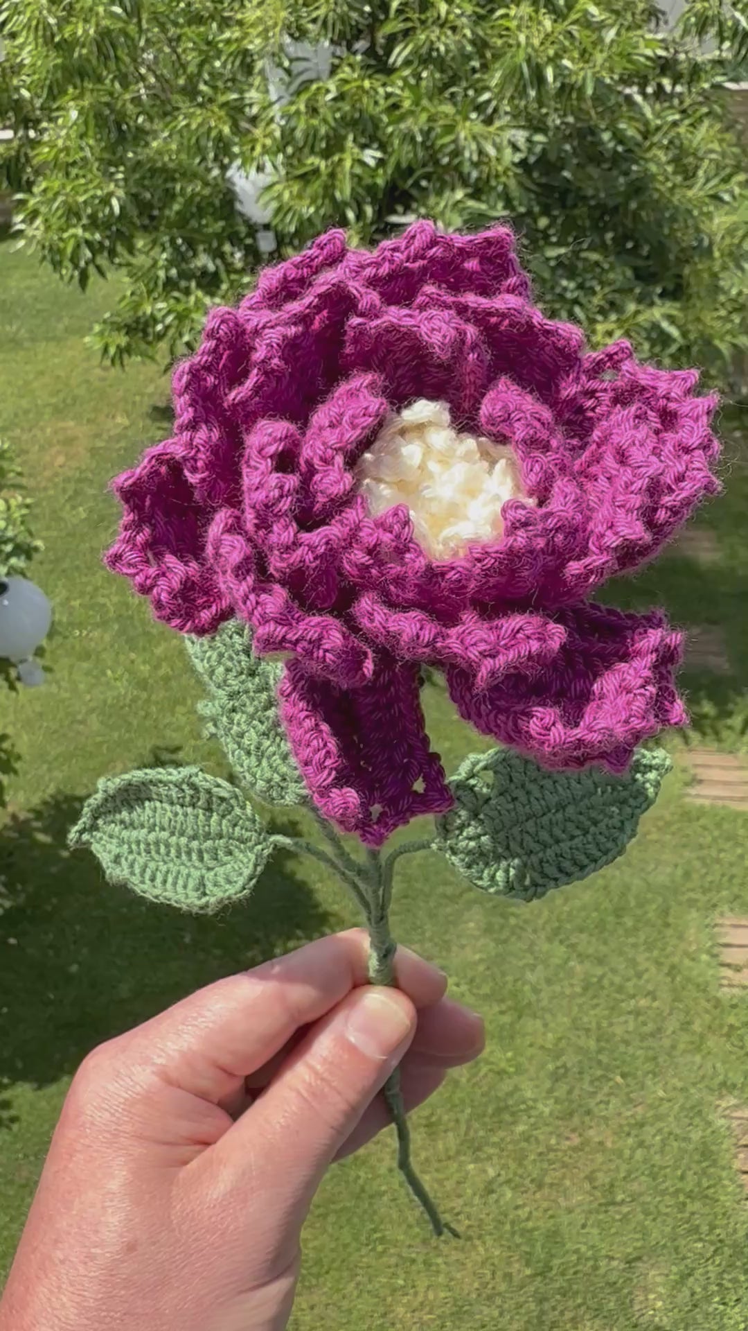 Handgehäkelte Pfingstrose in beerenfarben mit grünen Blättern, hochwertiges handgefertigtes Blumen-Unikat von Edeltrud, langlebige Blumendekoration.