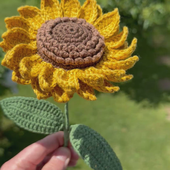 Gehäkelte Sonnenblume am Stiel, fröhliches florales Unikat für die Vase, pflegeleichte und nachhaltige Blumendekoration.