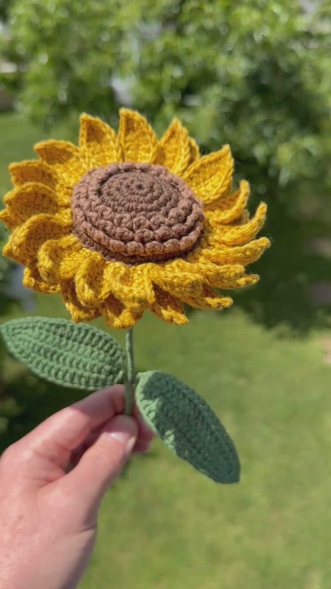 Gehäkelte Sonnenblume am Stiel, fröhliches florales Unikat für die Vase, pflegeleichte und nachhaltige Blumendekoration.