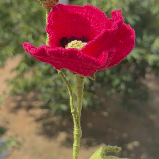 Handgehäkelte rote Mohnblume mit offener Blüte, einer geschlossenen Knospe und grünem Stiel mit Blättern, handgemachte Häkelblume aus Dein Krämerladen.