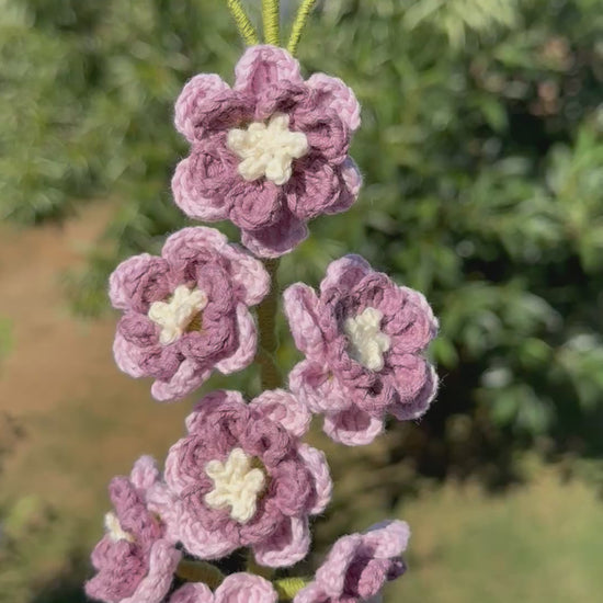 Handgehäkelter Rittersporn aus der Mama Edeltrud Kollektion, filigrane Deko-Blume in rosa,Mauve und Creme , nachhaltige Blumendekoration aus Handarbeit.