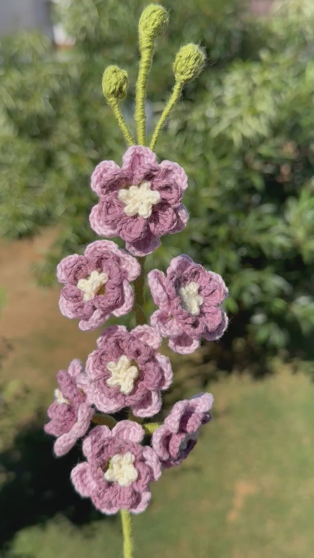 Handgehäkelter Rittersporn aus der Mama Edeltrud Kollektion, filigrane Deko-Blume in rosa,Mauve und Creme , nachhaltige Blumendekoration aus Handarbeit.